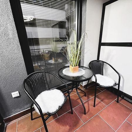 Luxe Central Studio With Pool, Parking & Ac Budapest Ngoại thất bức ảnh