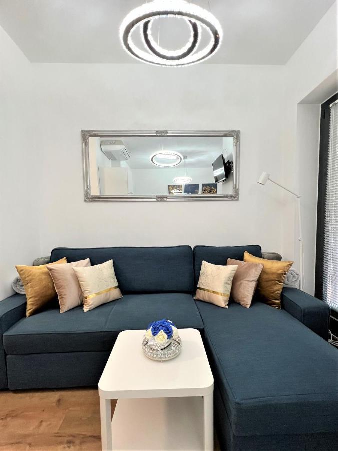 Luxe Central Studio With Pool, Parking & Ac Budapest Ngoại thất bức ảnh