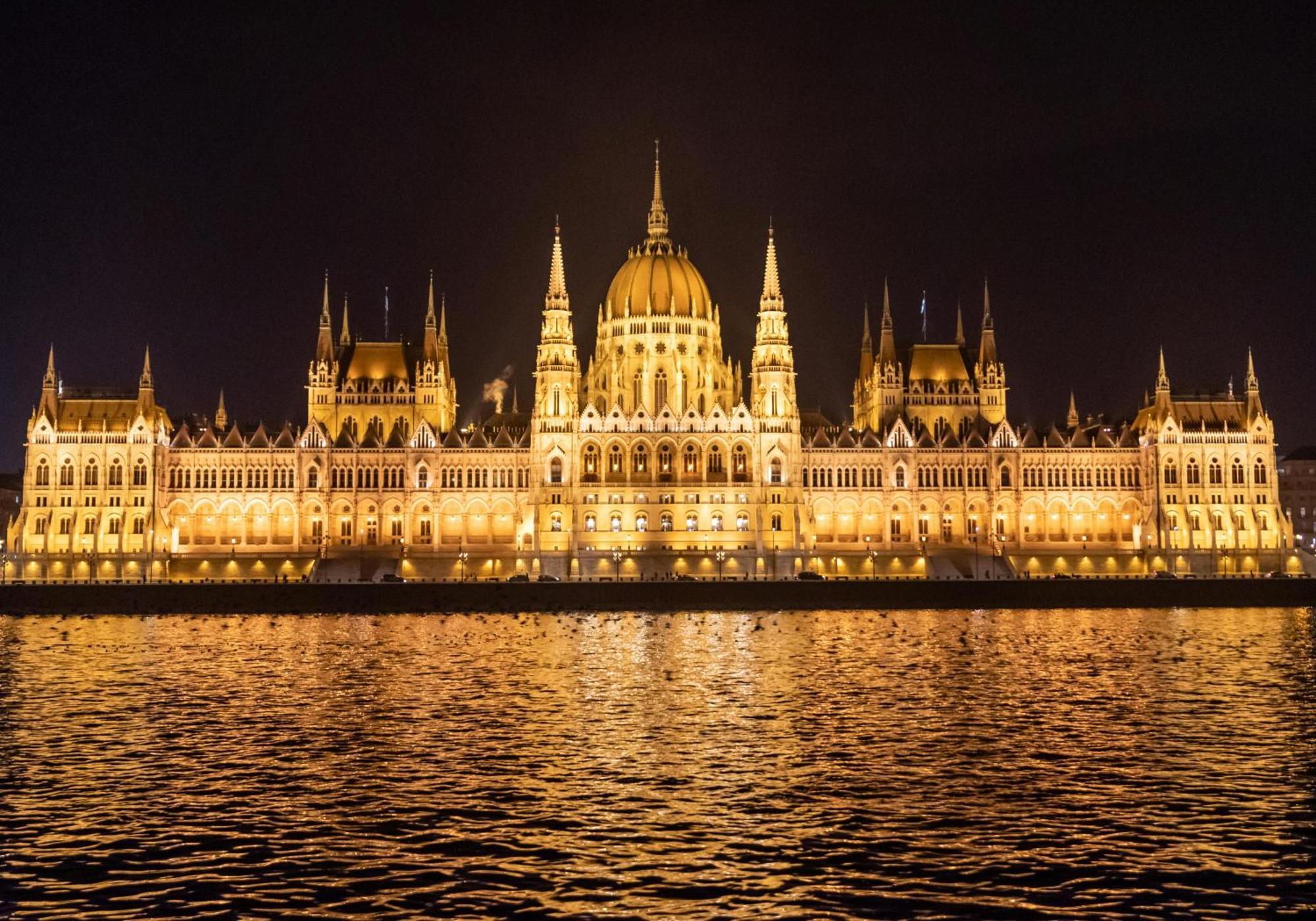 Luxe Central Studio With Pool, Parking & Ac Budapest Ngoại thất bức ảnh
