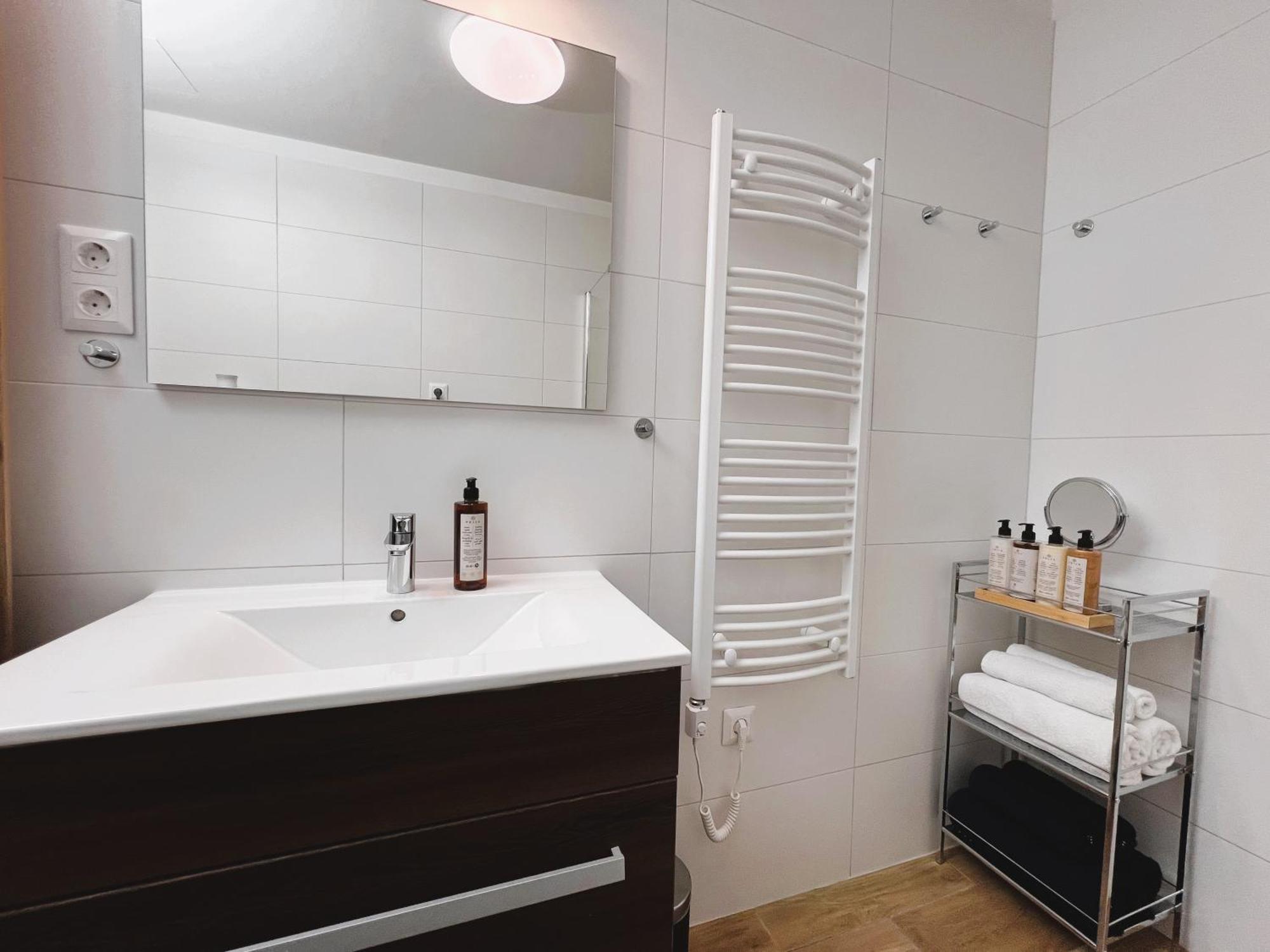 Luxe Central Studio With Pool, Parking & Ac Budapest Ngoại thất bức ảnh