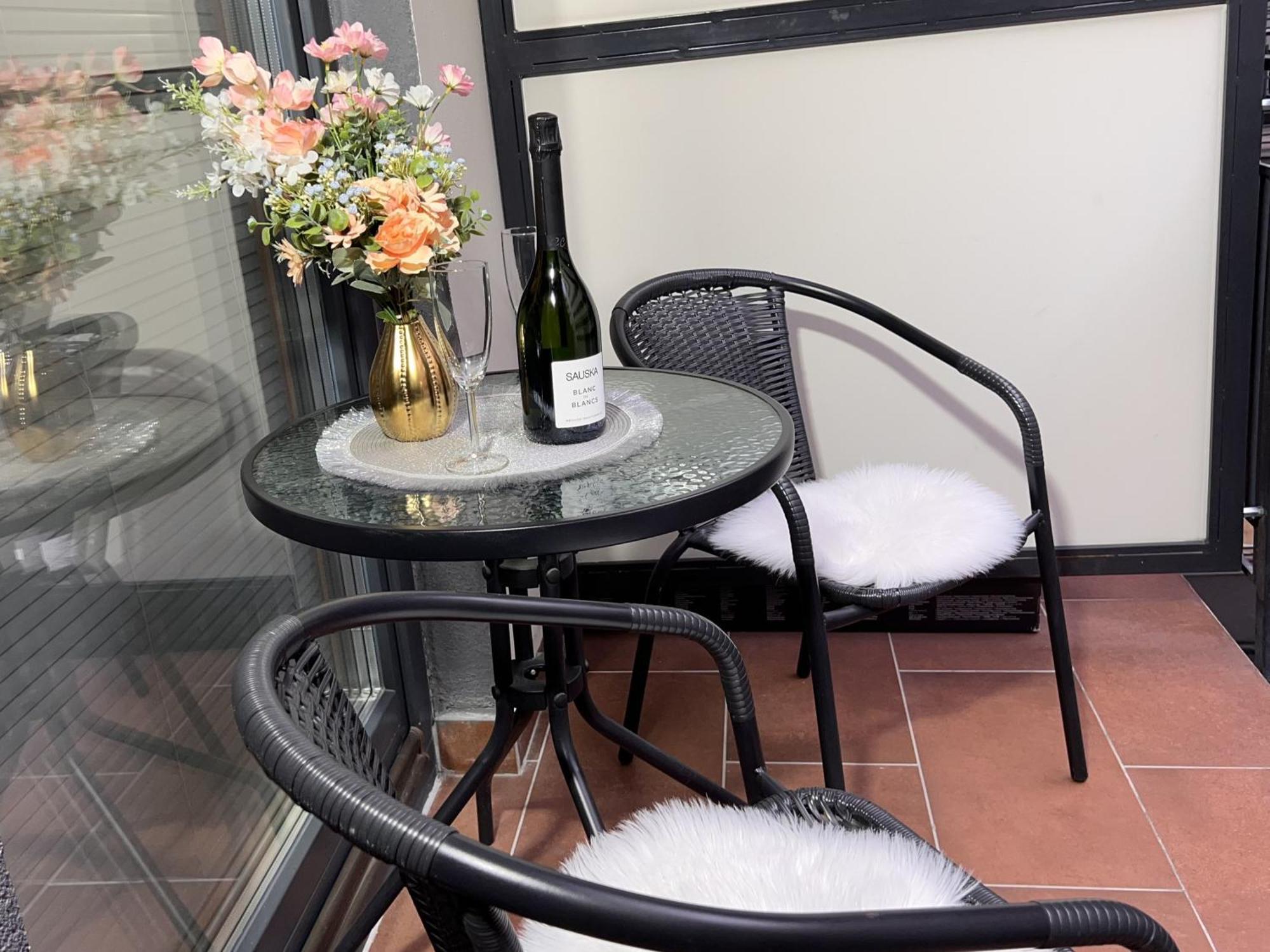 Luxe Central Studio With Pool, Parking & Ac Budapest Ngoại thất bức ảnh