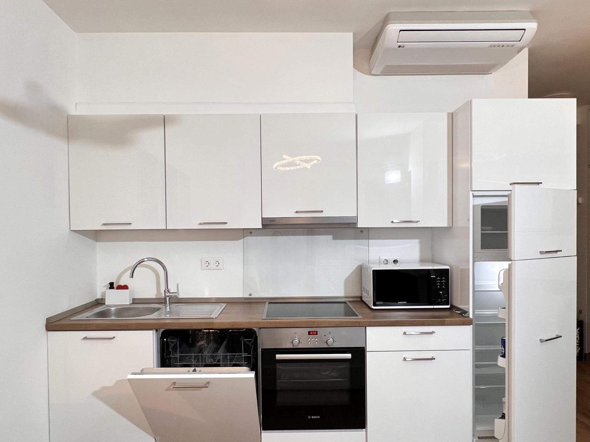 Luxe Central Studio With Pool, Parking & Ac Budapest Ngoại thất bức ảnh