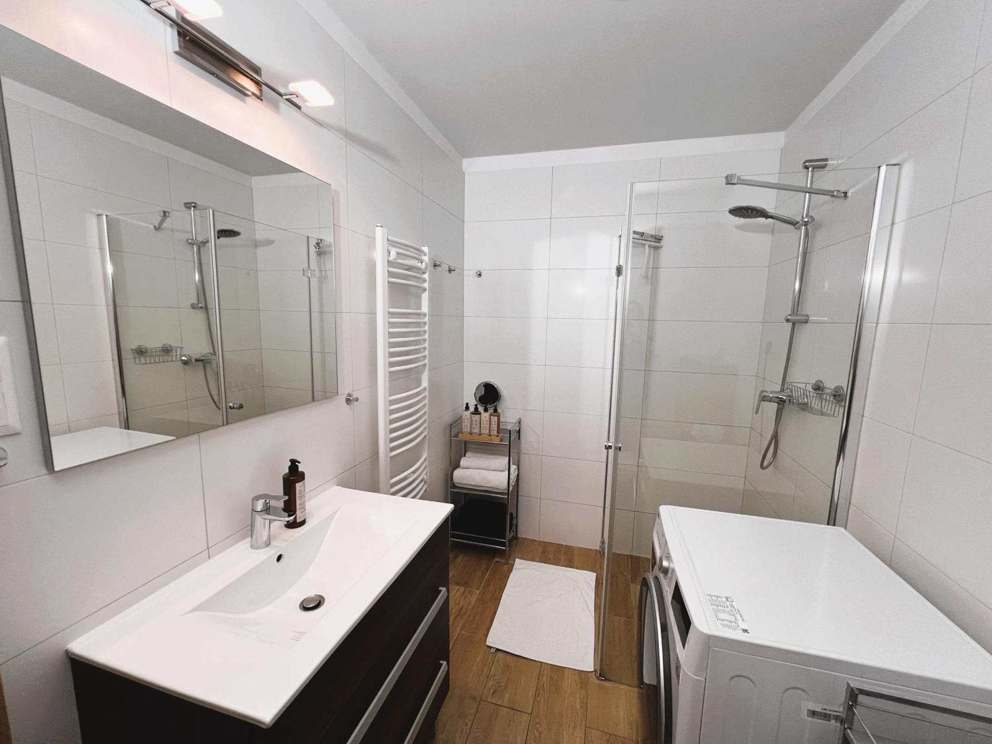 Luxe Central Studio With Pool, Parking & Ac Budapest Ngoại thất bức ảnh