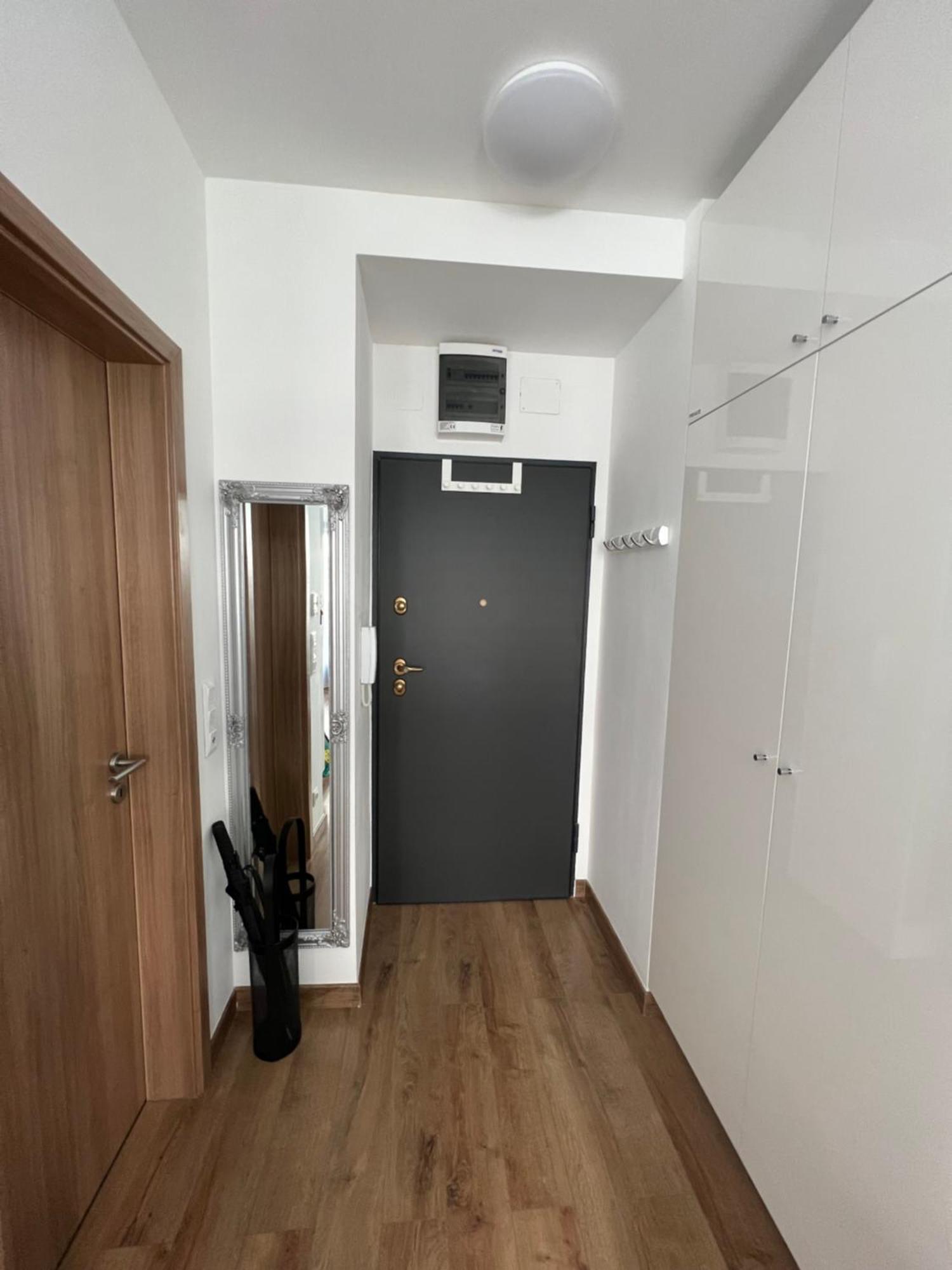 Luxe Central Studio With Pool, Parking & Ac Budapest Ngoại thất bức ảnh