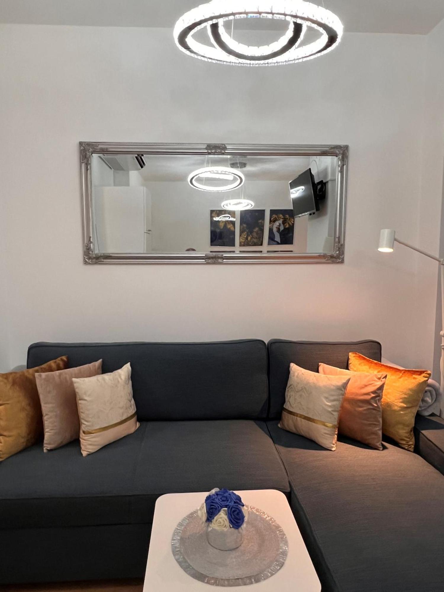 Luxe Central Studio With Pool, Parking & Ac Budapest Ngoại thất bức ảnh